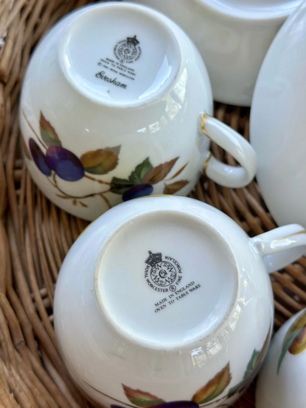 5 Vintage Royal Worcester Evesham Cups and Saucers Set England Gold Trim